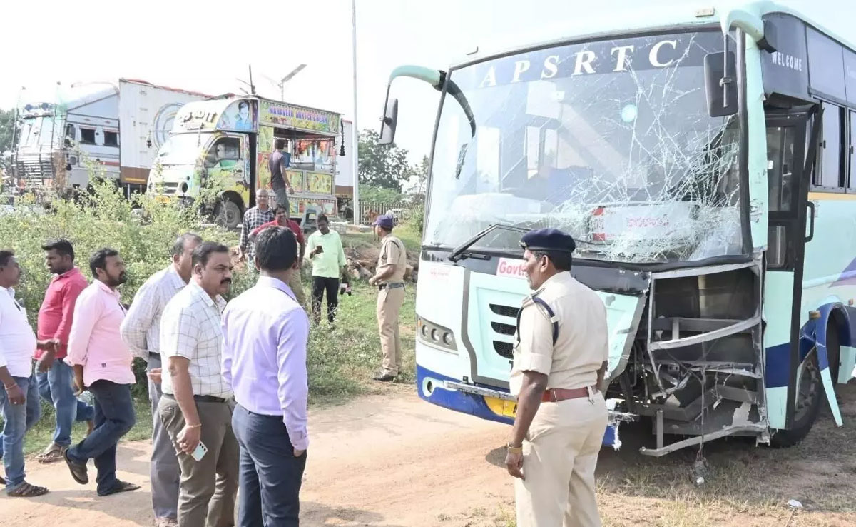 Andhra Pradesh: Seven people died in a collision between a bus and an auto in Anantapur district