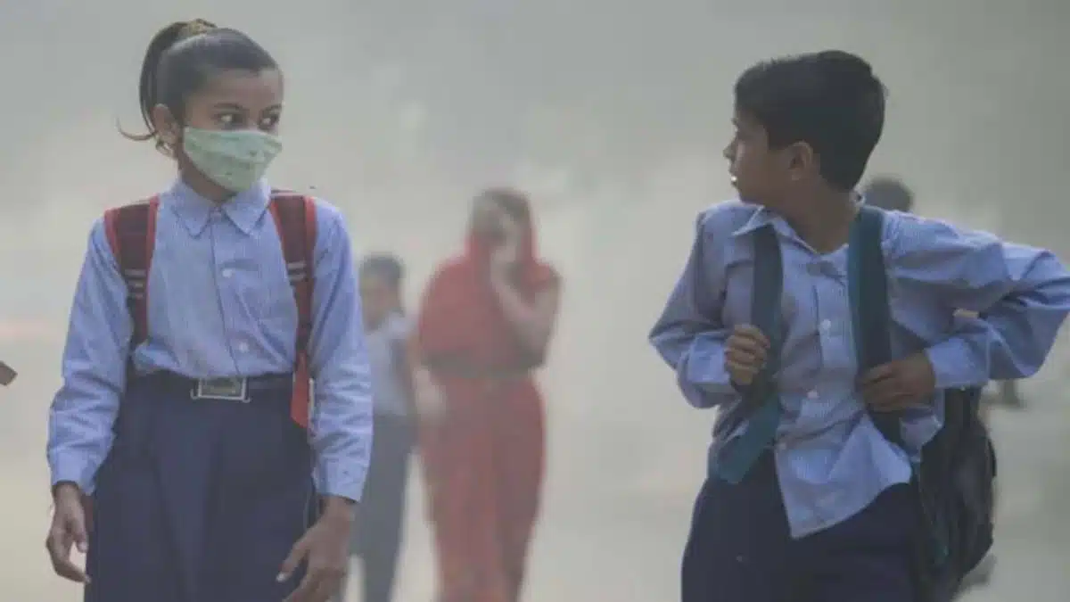 Season's worst air quality in Delhi, visibility drops to 150 meters