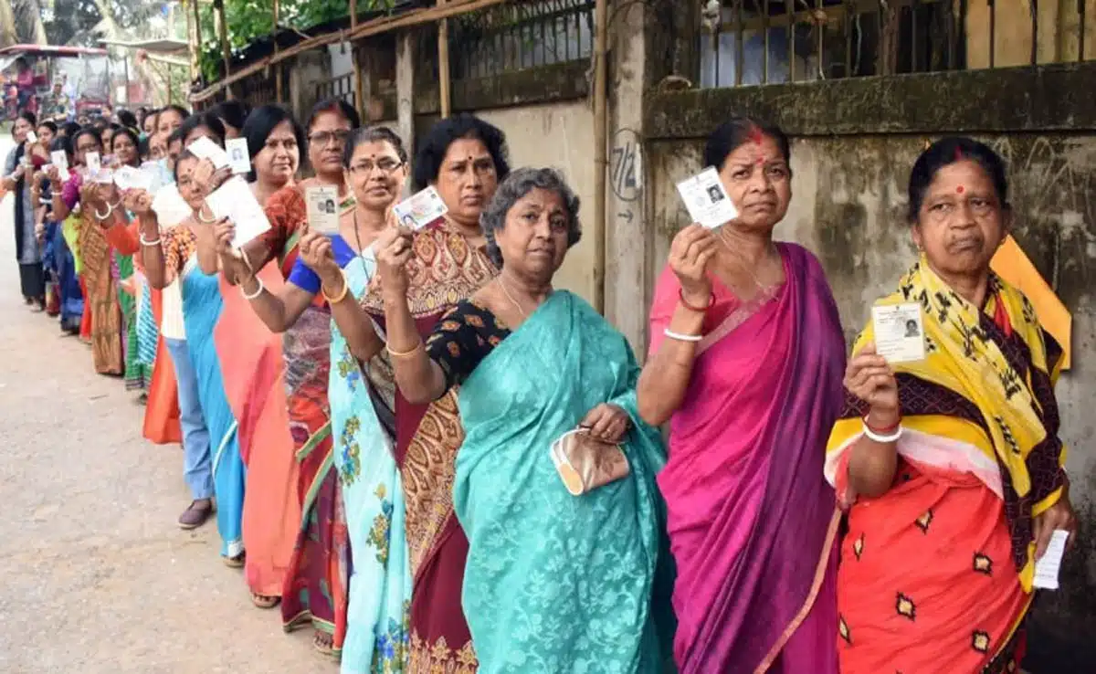 Salman Khan arrived to cast his vote in Maharashtra elections amid heavy security.