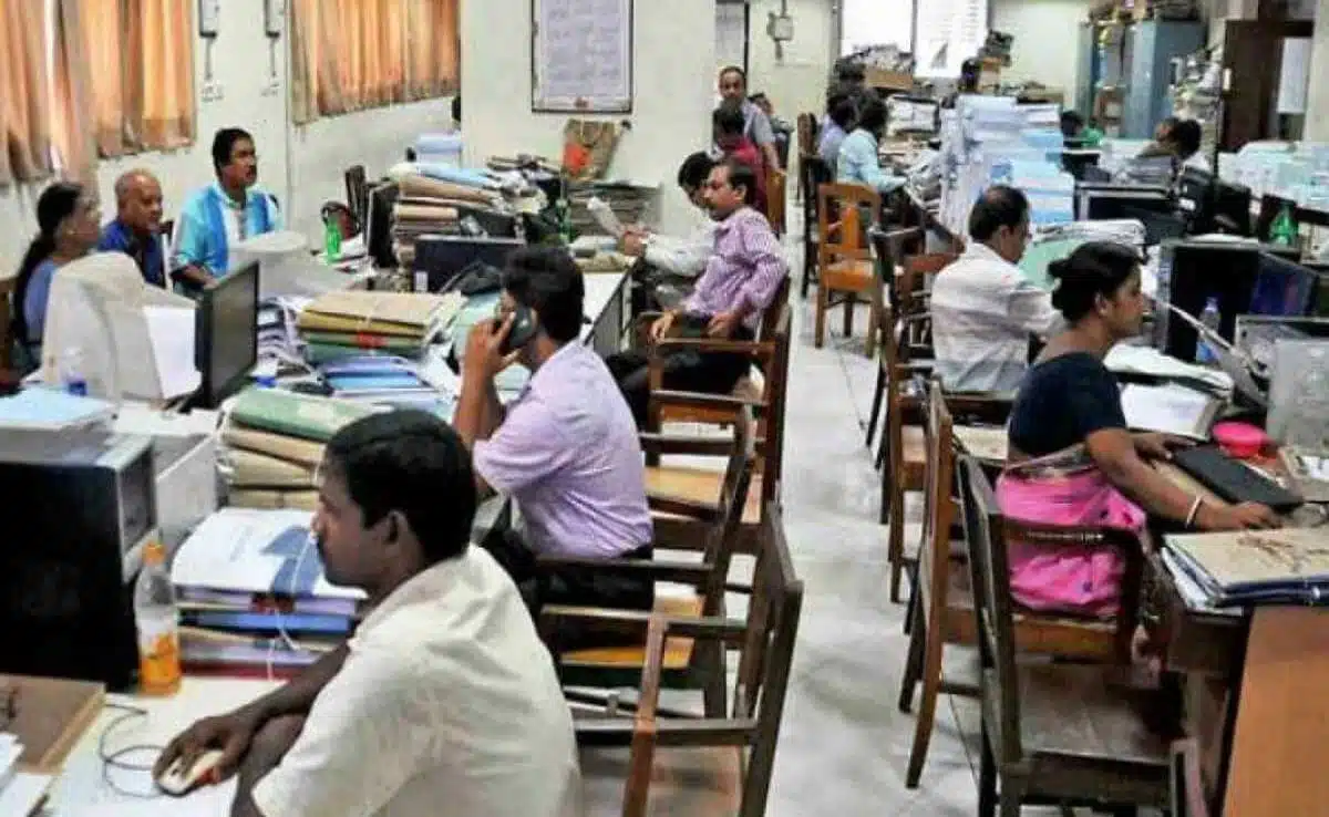 Delhi: Center announces staggered working timings for government employees