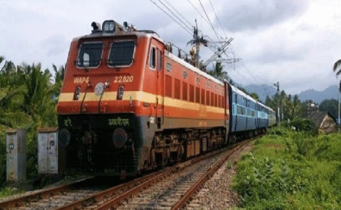 Four workers killed after being hit by Thiruvananthapuram bound Kerala Express train