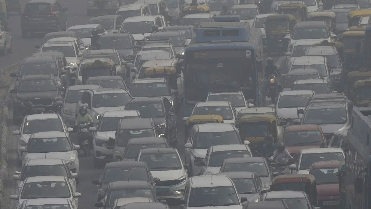 Due to air pollution in Delhi, AQI reached 526, 79 flights delayed, 13 trains late.