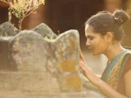 Which mantra should be chanted while offering water to Tulsi?