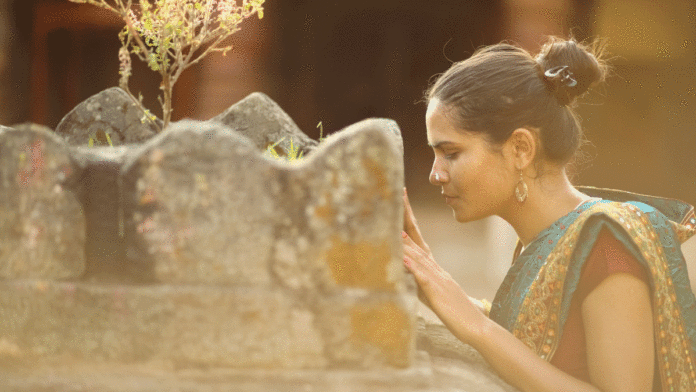 Which mantra should be chanted while offering water to Tulsi?