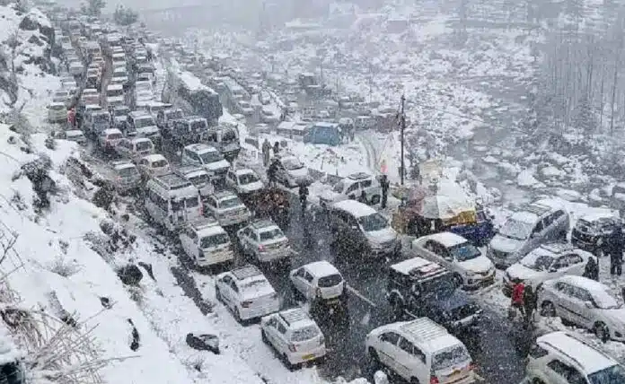 174 roads blocked due to snowfall in Himachal Pradesh, 700 tourists stranded