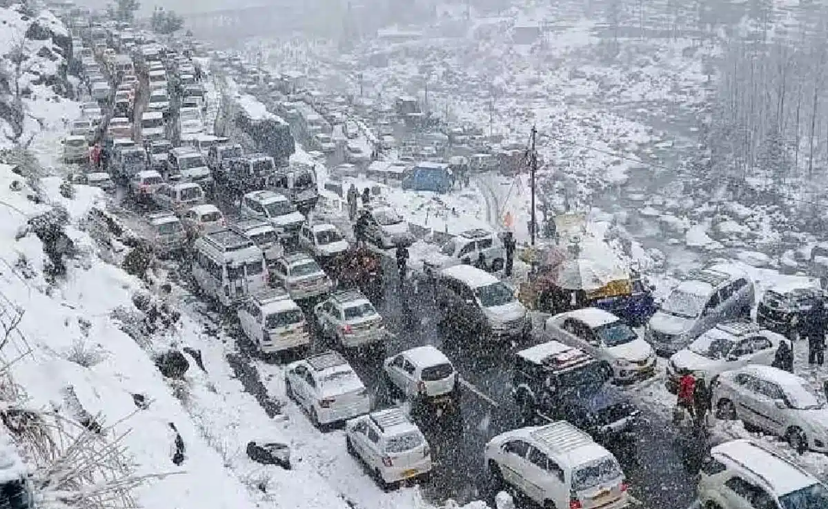 Himachal Pradesh में बर्फबारी से 174 सड़कें जाम, 700 पर्यटक फंसे