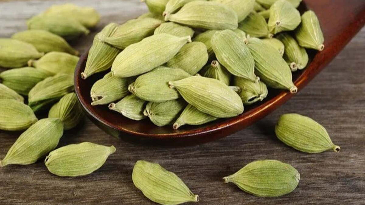 Big benefits of chewing cardamom.