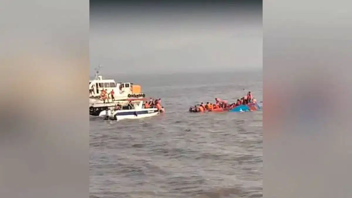 Boat full of passengers capsizes near Gateway of India in Mumbai, rescue work underway