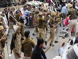 Clash between police and Congress leaders outside party office in Lucknow