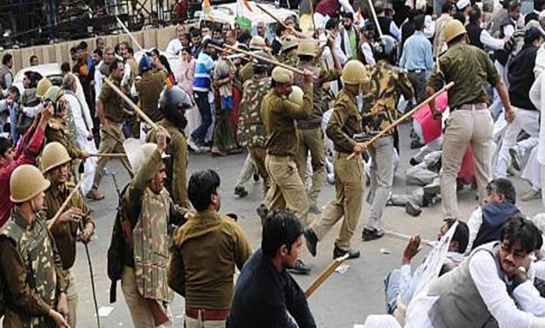 Clash between police and Congress leaders outside party office in Lucknow