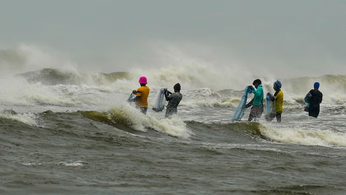 Cyclone Fengal weakened, 3 people died in Chennai, Army started rescue operation in flood-hit Puducherry.