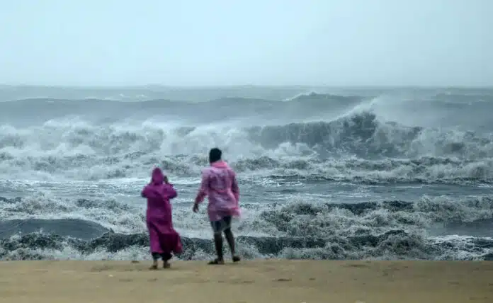 Cyclone Fengal weakened, 3 people died in Chennai, Army started rescue operation in flood-hit Puducherry.