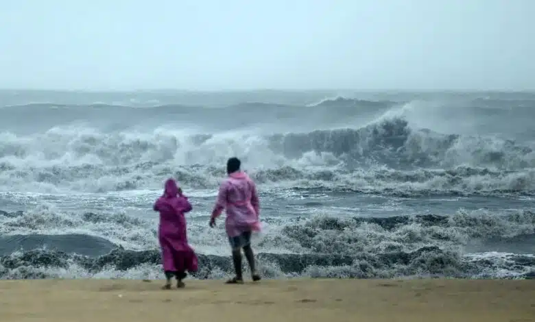 Cyclone Fengal weakened, 3 people died in Chennai, Army started rescue operation in flood-hit Puducherry.