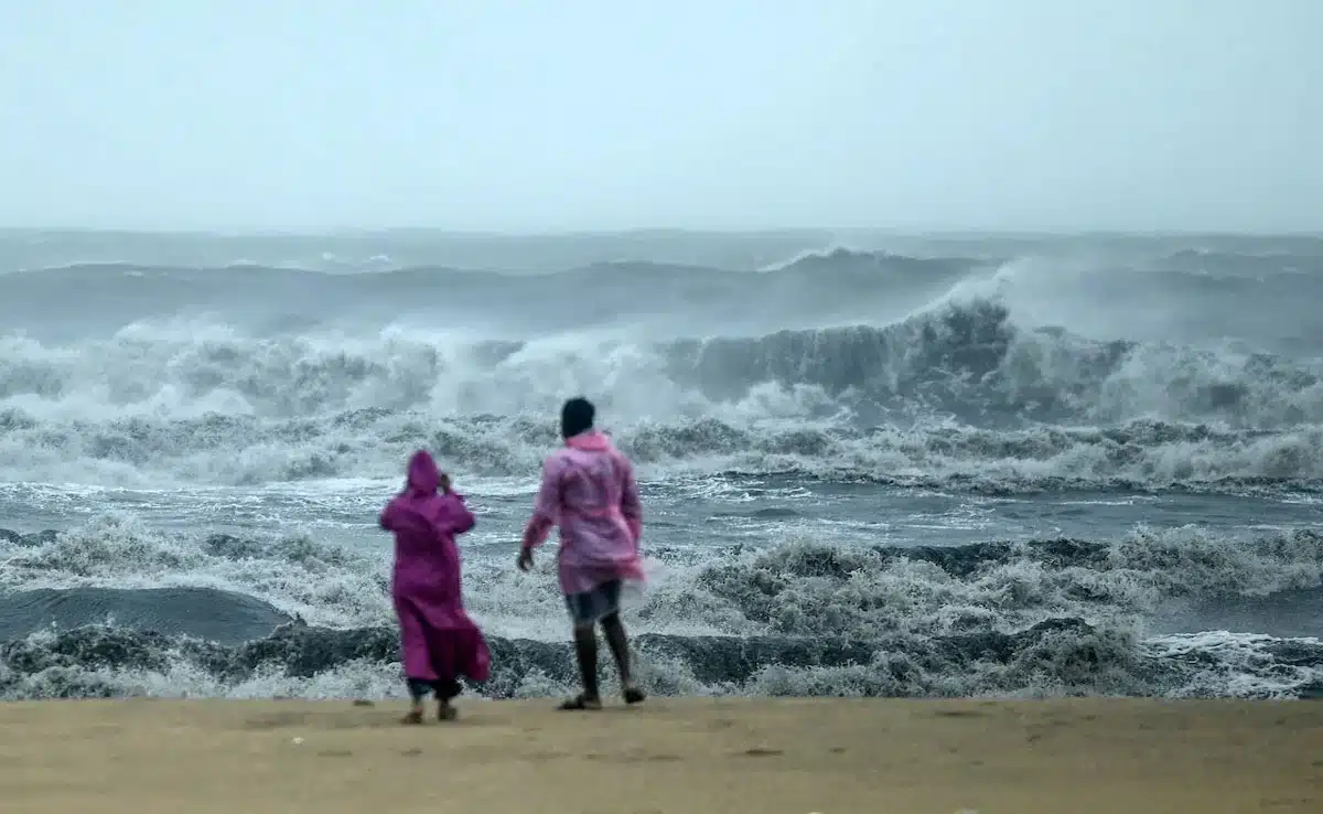 Cyclone Fengal कमजोर हुआ, चेन्नई में 3 लोगों की मौत, बाढ़ग्रस्त पुदुचेरी में सेना ने बचाव अभियान शुरू किया