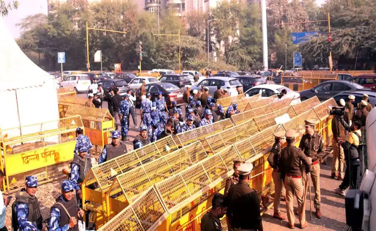 Heavy traffic jam on Delhi-Noida border before farmers' protest march, barricades installed