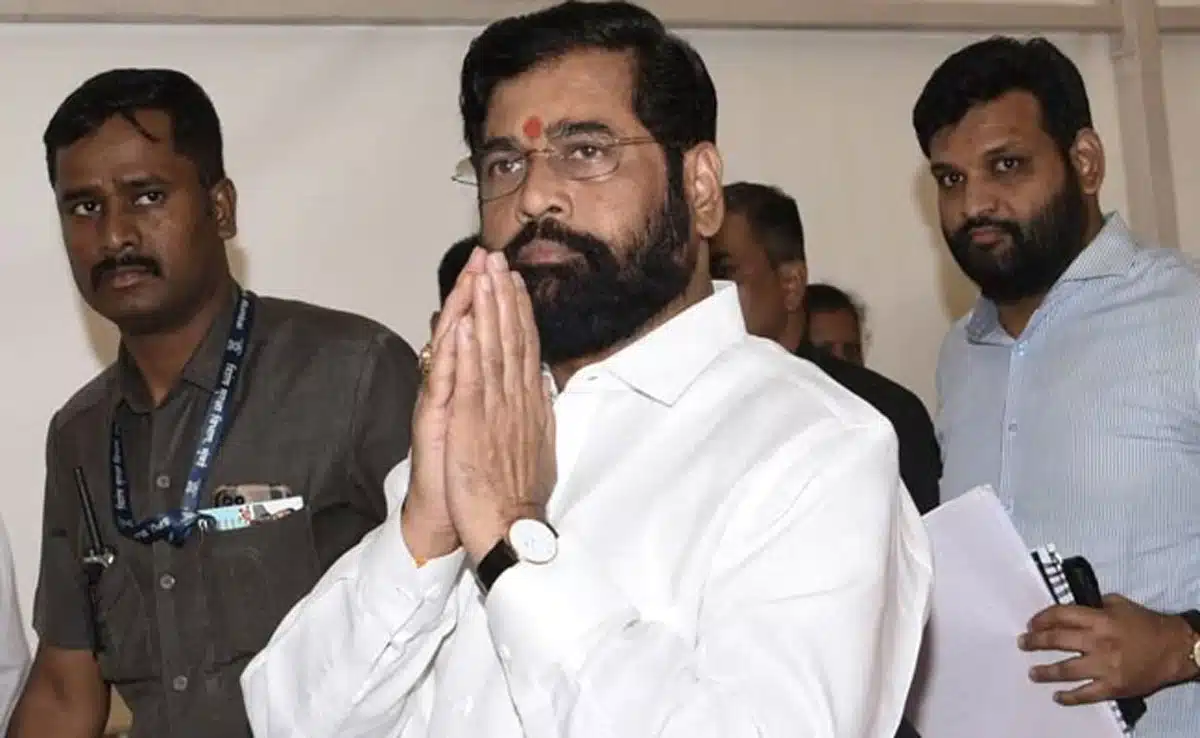 Devendra Fadnavis called Eknath Shinde and inquired about his health: Sources