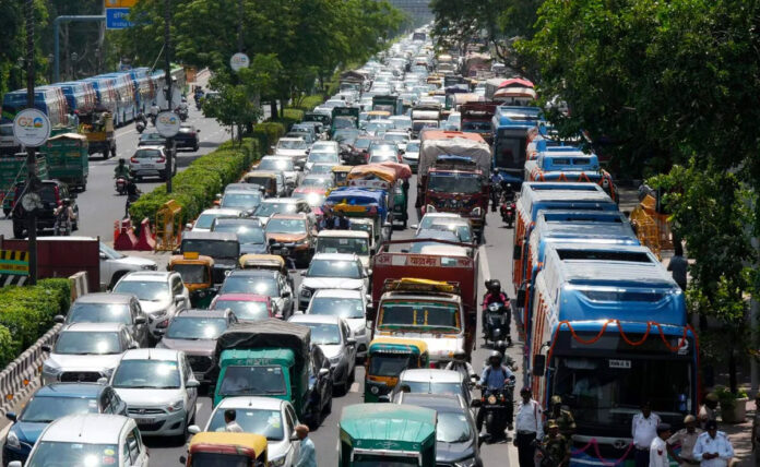 Heavy traffic jam on Delhi-Noida border before farmers' protest march, barricades installed