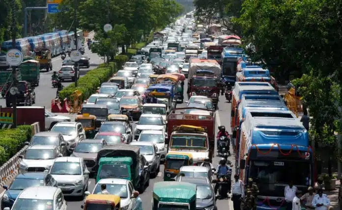 Heavy traffic jam on Delhi-Noida border before farmers' protest march, barricades installed