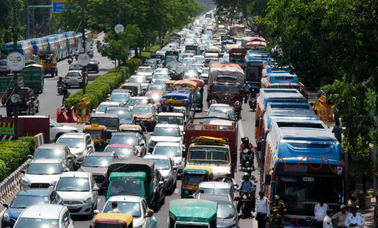 Heavy traffic jam on Delhi-Noida border before farmers' protest march, barricades installed