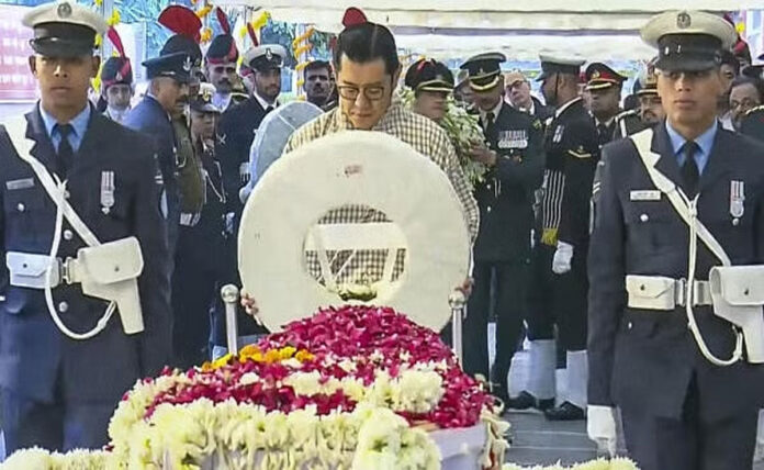 King of Bhutan and Foreign Minister of Mauritius attend the funeral of former PM Manmohan Singh