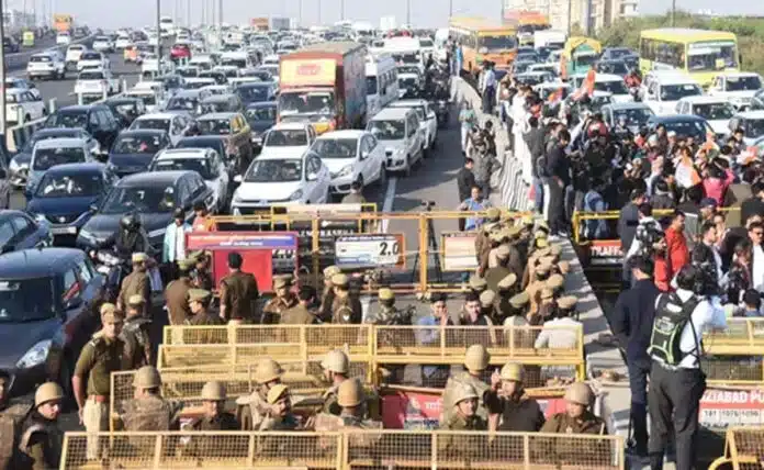 Heavy traffic jam on Delhi-Meerut Expressway before Rahul Gandhi's Sambhal tour