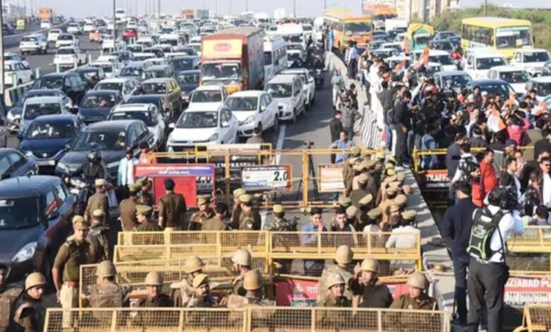 Heavy traffic jam on Delhi-Meerut Expressway before Rahul Gandhi's Sambhal tour