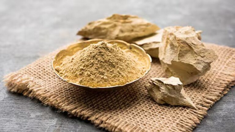 सर्दियों में Multani Mitti में मिलाकर लगाएं ये 2 चीजें