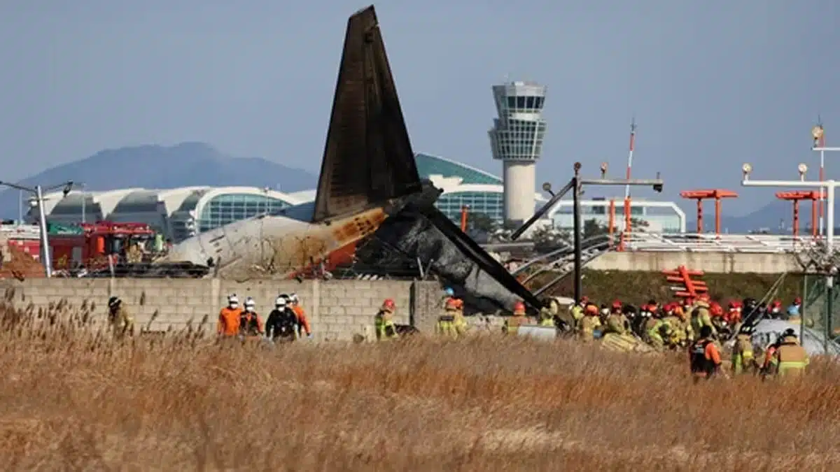 Plane with 181 passengers crashes in South Korea, 85 killed