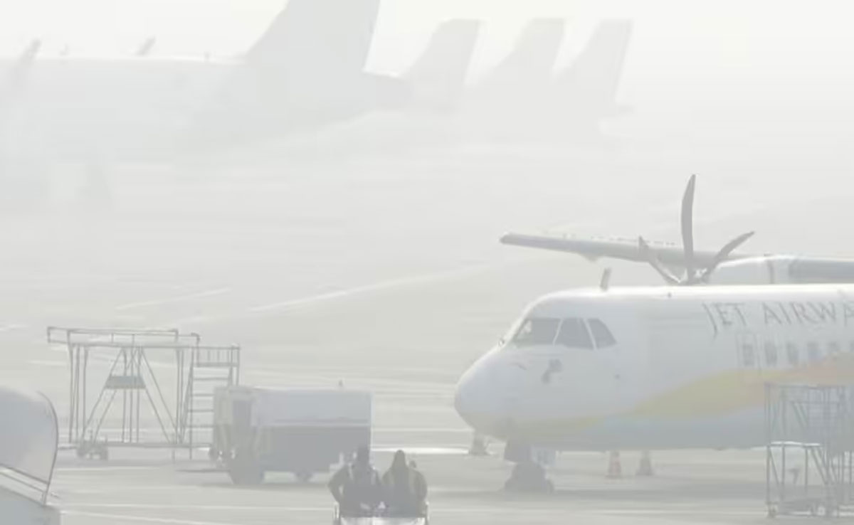 
Visibility reduced due to fog in Delhi on Christmas; Trains delayed, airport issues travel advisory