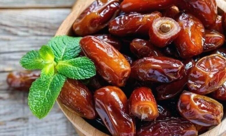 Which vitamins are found in the dates