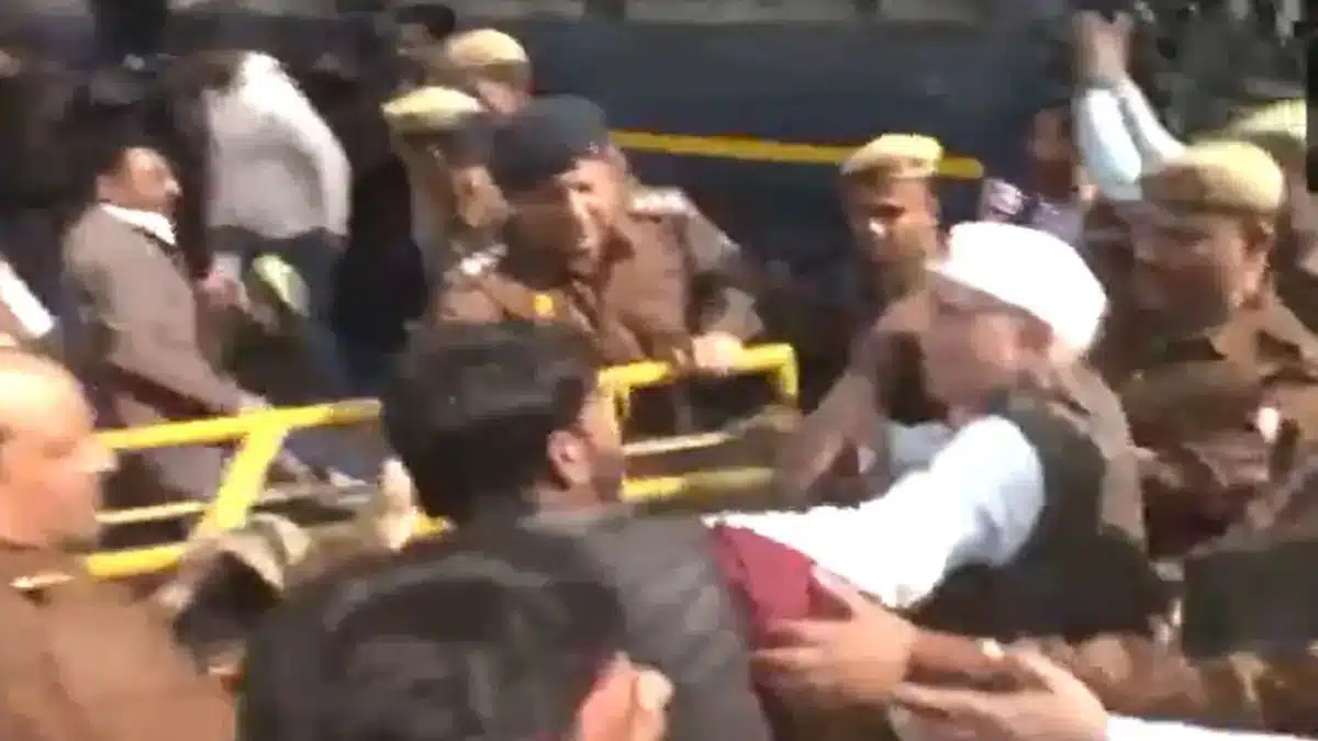 Clash between police and Congress leaders outside party office in Lucknow