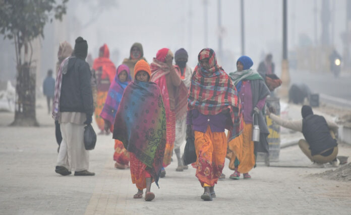 Shivering cold hits Delhi, temperature is continuously decreasing