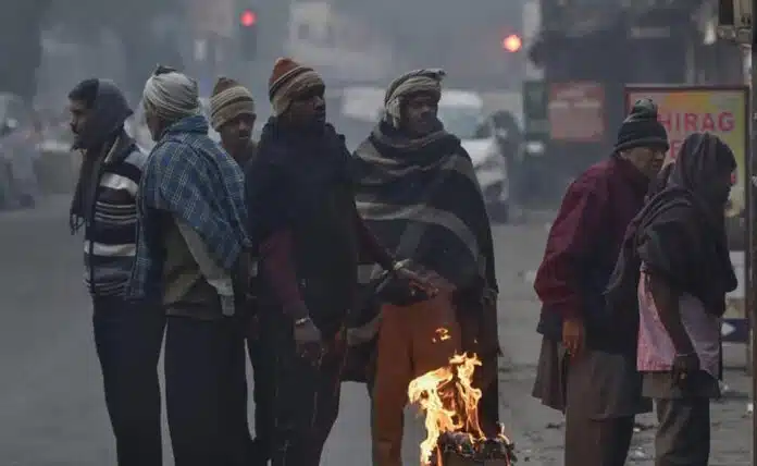 Coldest morning of the season in Delhi, temperature reached 4.9 degrees.