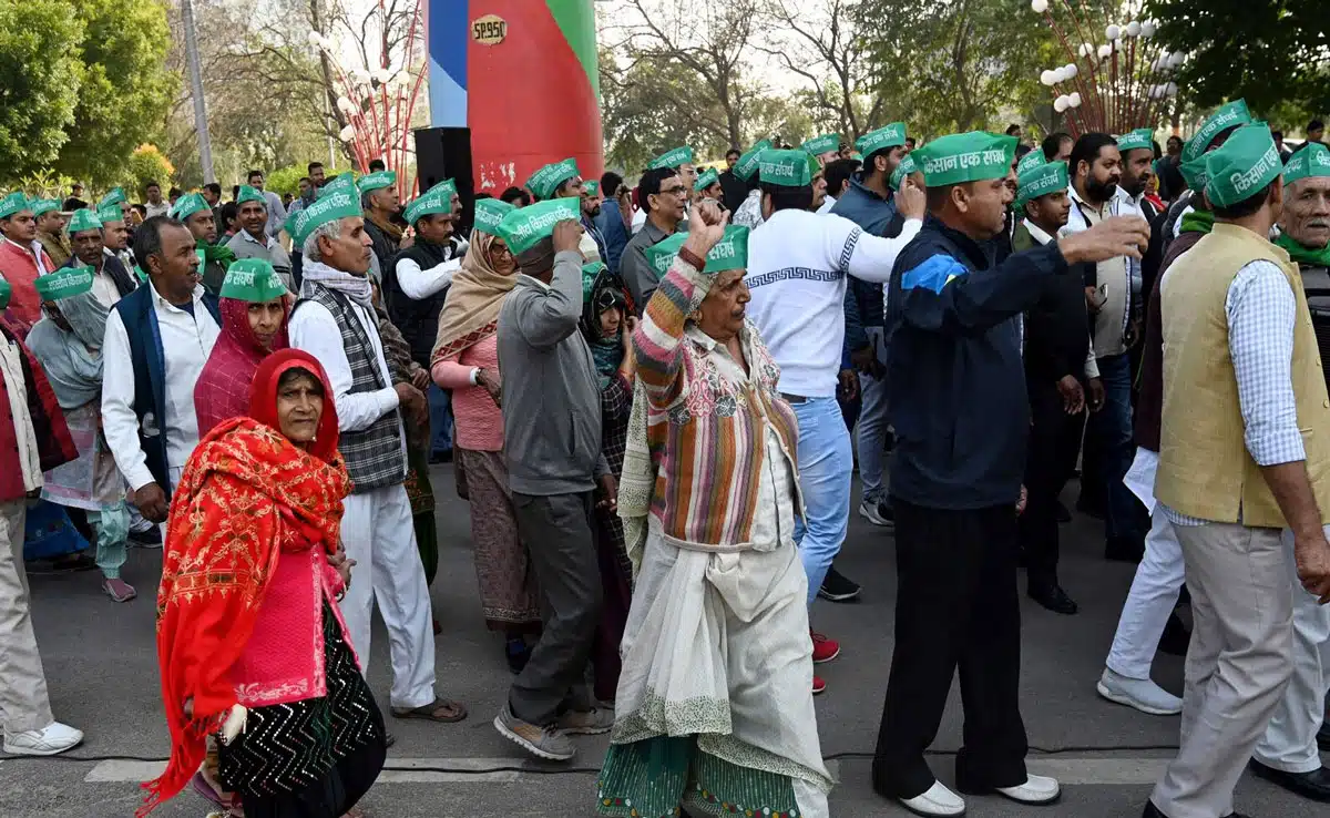 Heavy traffic jam on Delhi-Noida border before farmers' protest march, barricades installed