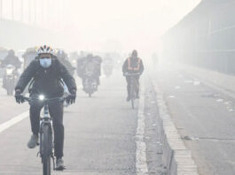 Visibility reduced due to fog in Delhi on Christmas; Trains delayed, airport issues travel advisory