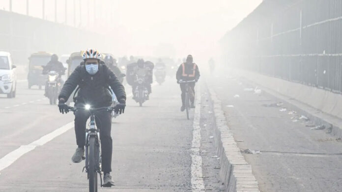 Visibility reduced due to fog in Delhi on Christmas; Trains delayed, airport issues travel advisory