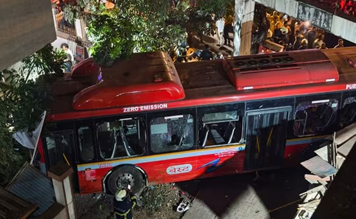 
Uncontrolled bus hits pedestrians and vehicles in Mumbai's Kurla, 7 killed, 49 injured