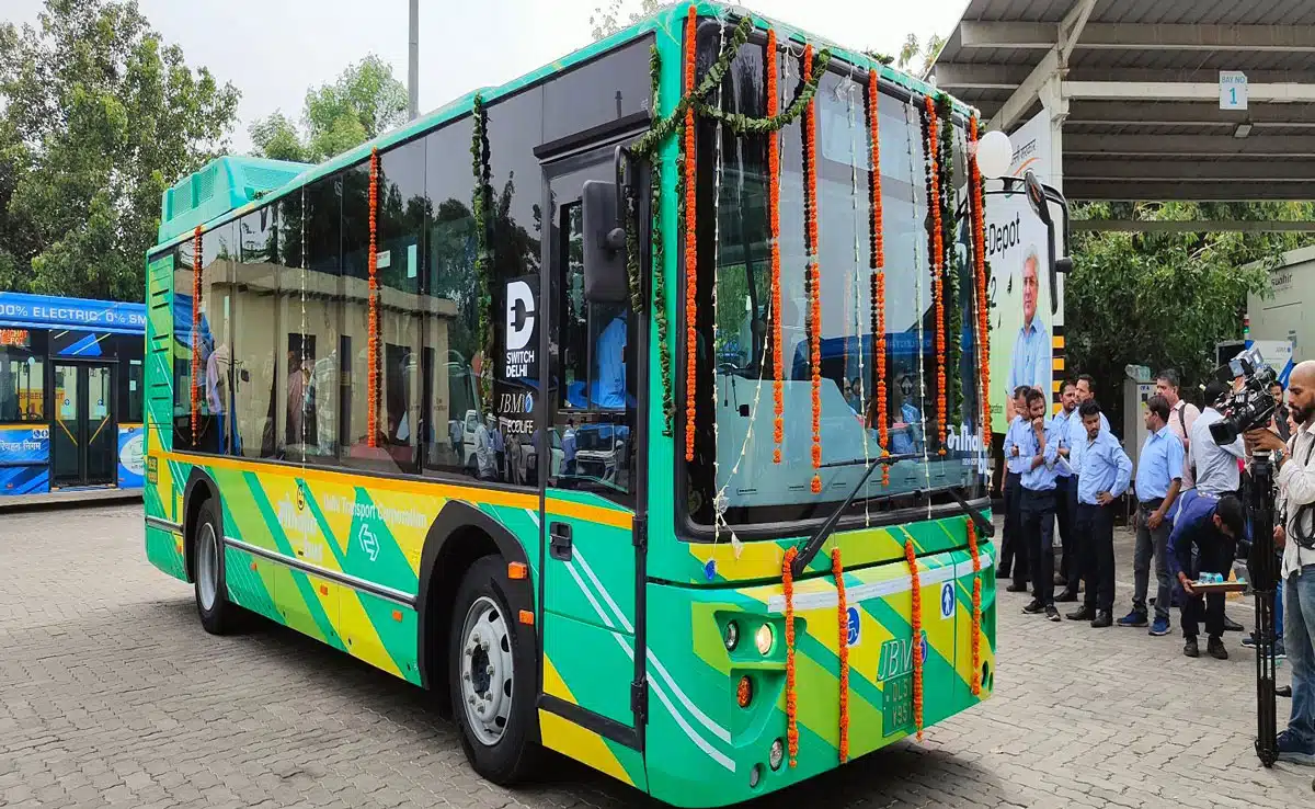 Delhi Chief Minister Atishi inspected 150 mohalla buses