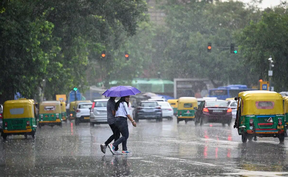 Delhi Weather Update: राष्ट्रीय राजधानी में हल्की बारिश, आईएमडी ने और बारिश की भविष्यवाणी की