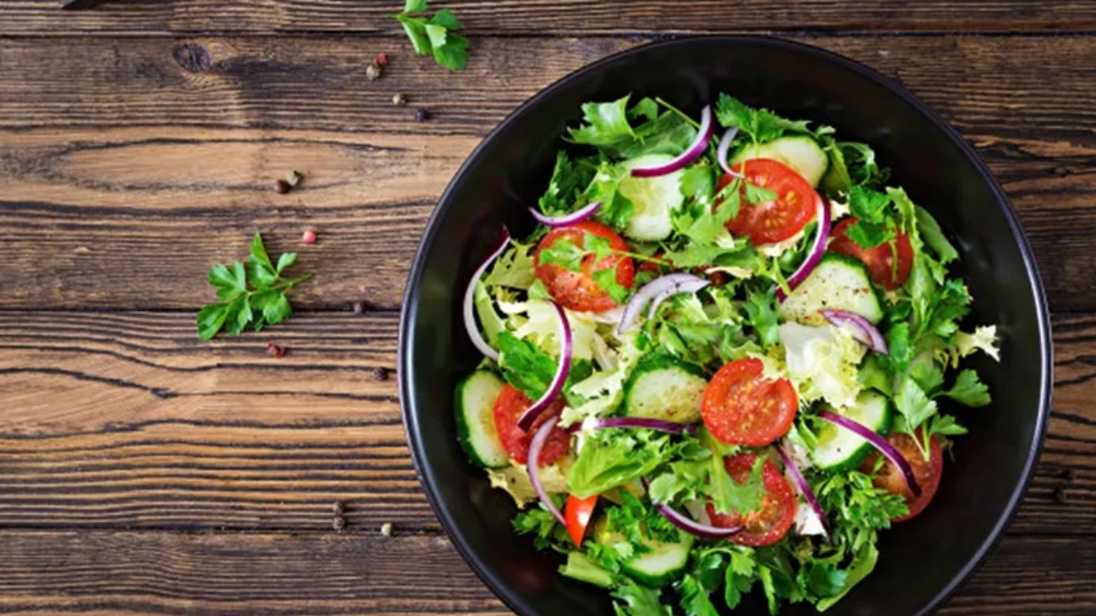 Benefits of eating salad and what type of salad should we make and eat