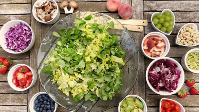 Benefits of eating salad and what type of salad should we make and eat