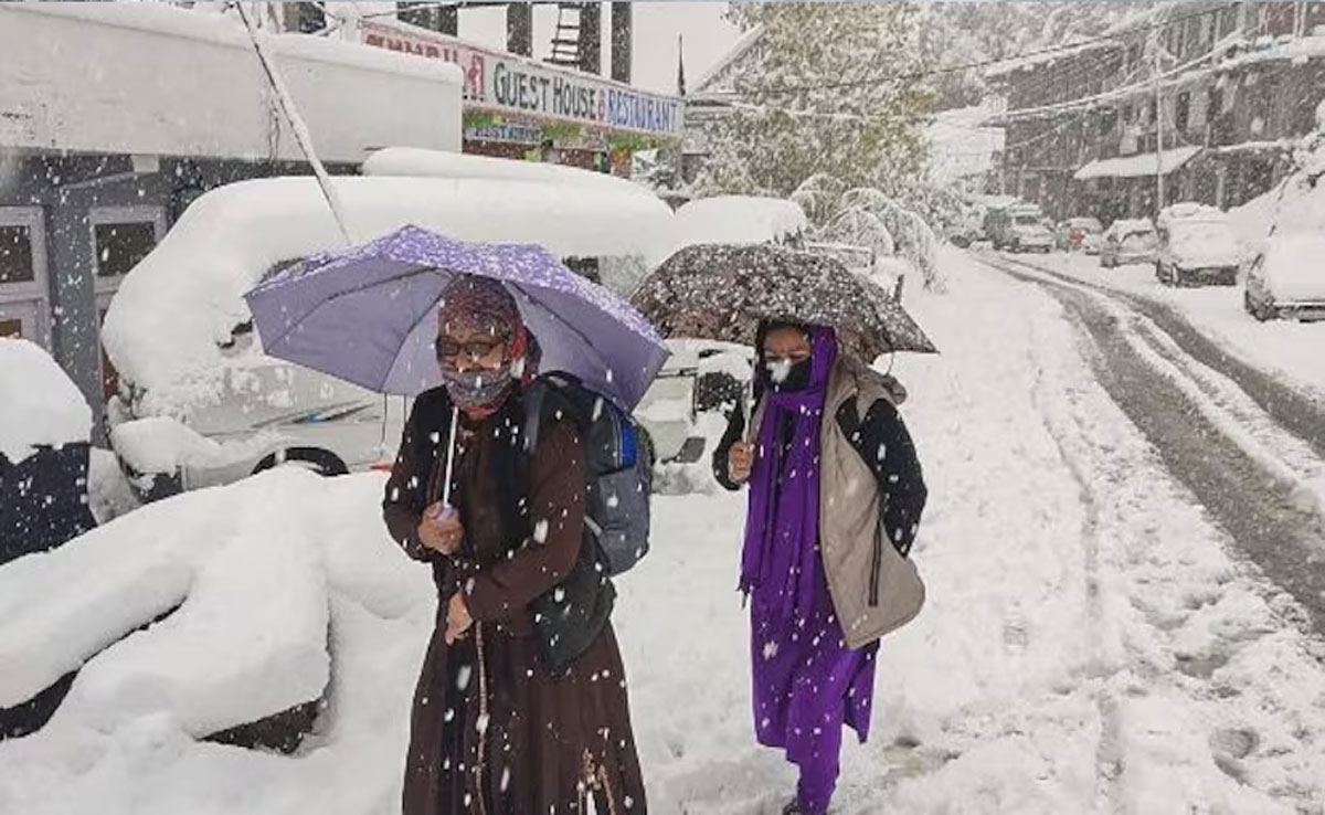 174 roads blocked due to snowfall in Himachal Pradesh, 700 tourists stranded