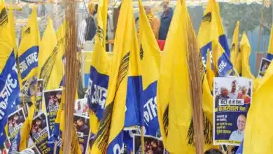 Big blow to AAP, two councilors of the party joined BJP