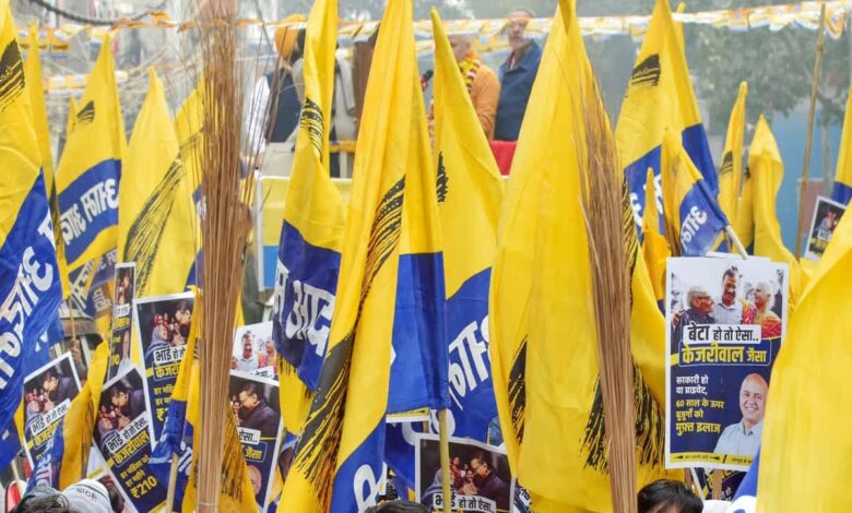 Big blow to AAP, two councilors of the party joined BJP