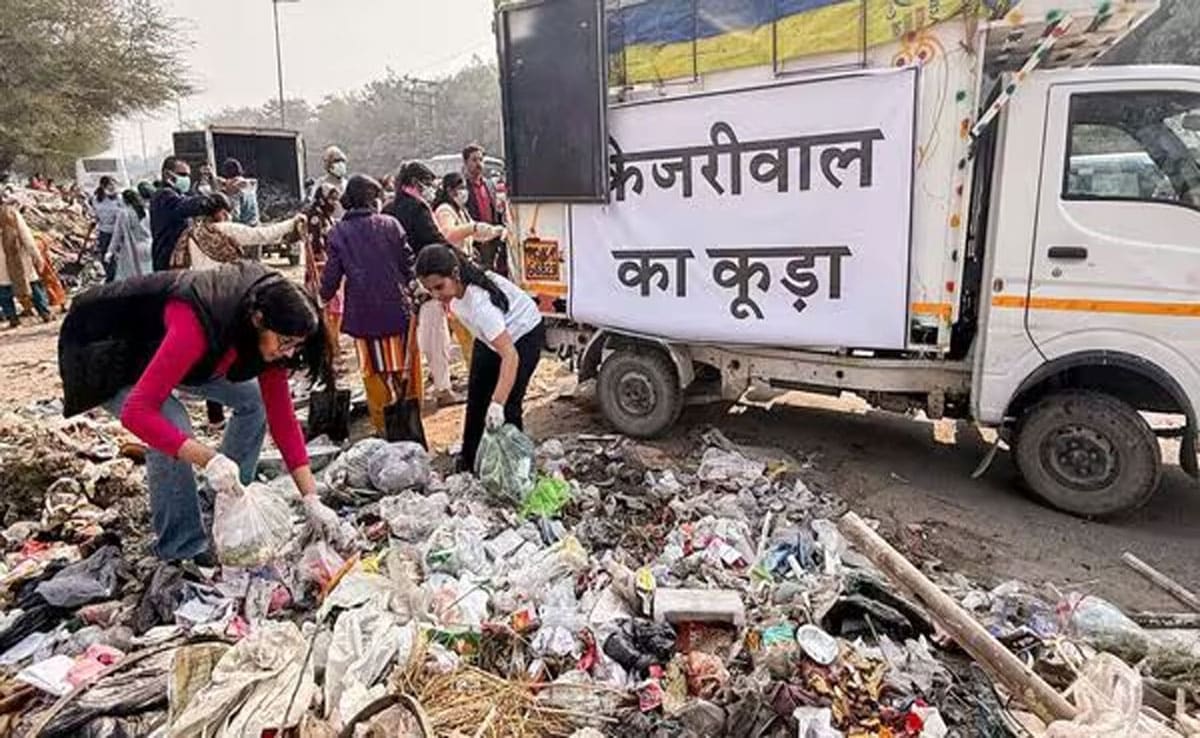 Swati Maliwal detained by police for throwing garbage outside Arvind Kejriwal's house