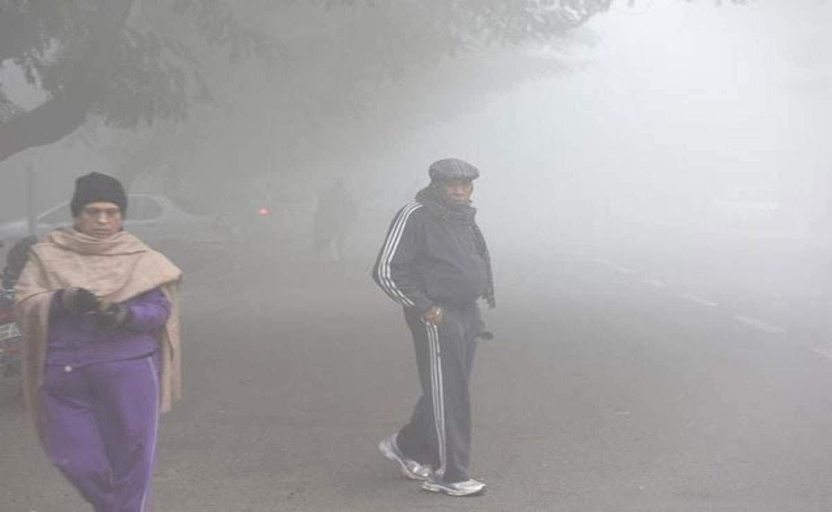 Fog 'wreaks havoc' across North India including Delhi, hundreds of flights and trains affected