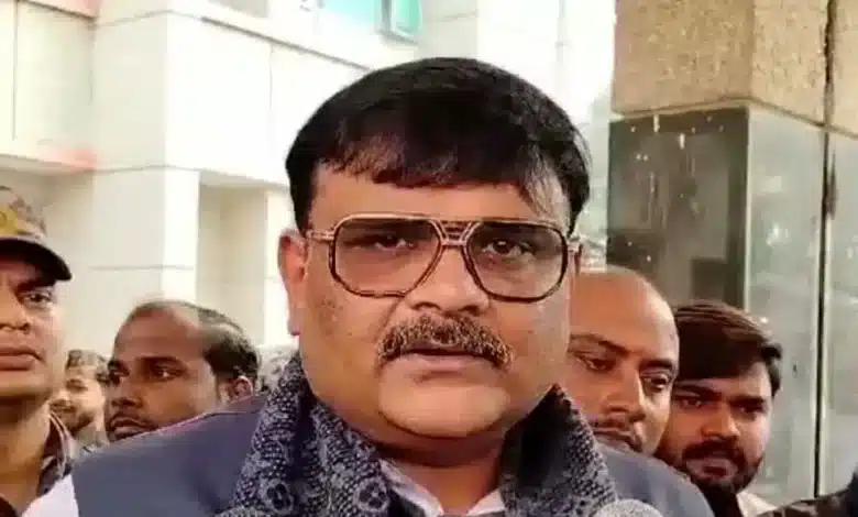 Ex MP Subrat Pathak met the injured in the train accident