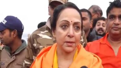 After reaching Maha Kumbh, BJP leader Hema Malini took a holy dip in the Sangam.