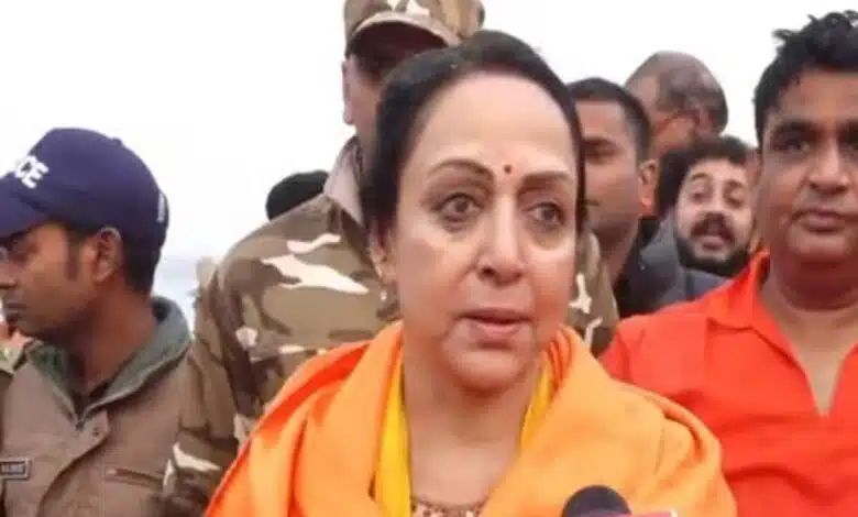 After reaching Maha Kumbh, BJP leader Hema Malini took a holy dip in the Sangam.