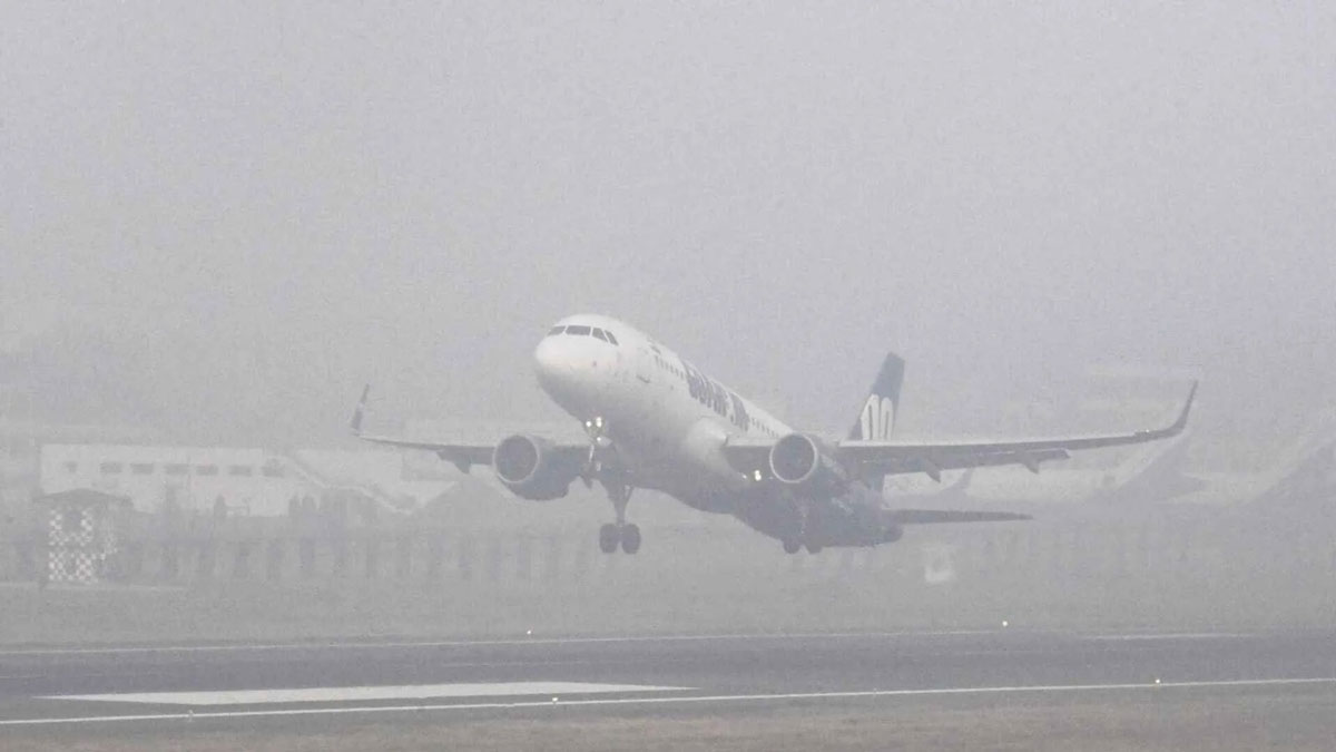 Fog 'wreaks havoc' across North India including Delhi, hundreds of flights and trains affected